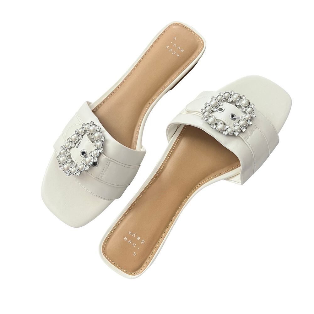 A NEW DAY Kelsey Bone Pearl Buckle Sandals Cream 10